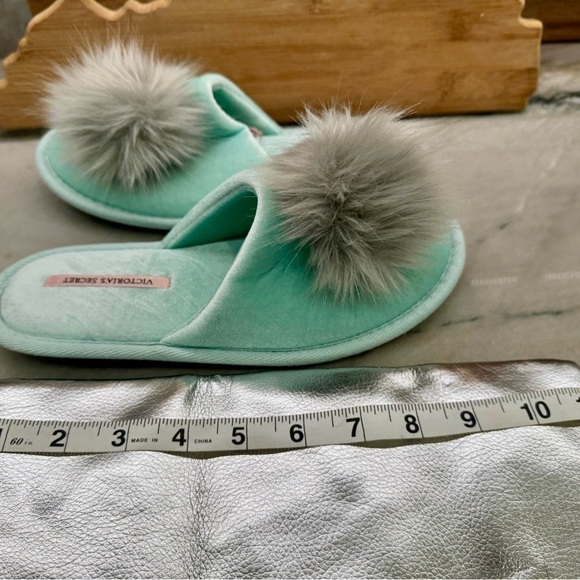 Victoria's Secret Slippers w/Cosmetic Bag - Picture 6 of 16